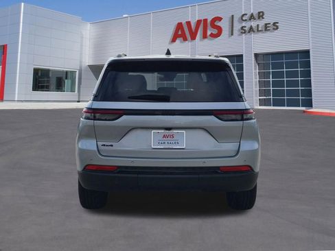 Used 2025 Jeep Grand Cherokee Altitude AWD/4WD image 7