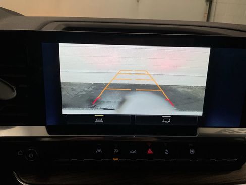 Used 2024 Chevrolet Silverado 1500 LT AWD/4WD image 9