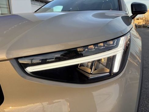 Used 2025 Volvo XC40 B5 Plus AWD/4WD image 9