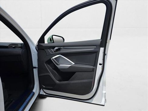 New 2025 Audi Q3 2.0T Premium image 10