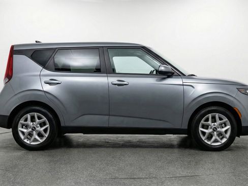 Used 2025 Kia Soul LX w/ LX Technology Package FWD image 11