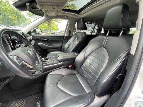 Used 2022 Toyota Highlander XLE AWD/4WD image 23