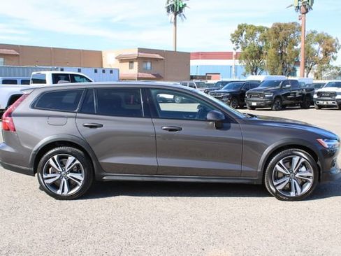 Used 2025 Volvo V60 B5 Cross Country Plus AWD/4WD image 3
