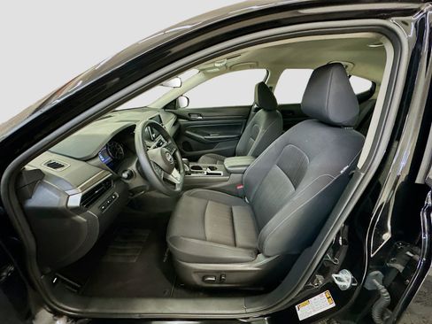 Used 2025 Nissan Altima 2.5 SV FWD image 13