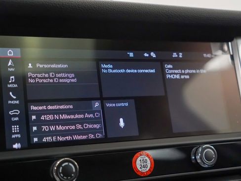 Certified 2025 Porsche Macan AWD/4WD image 30