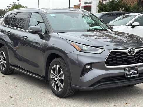 Used 2023 Toyota Highlander XLE image 9