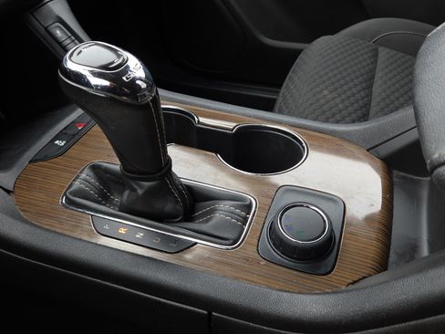 Used 2018 GMC Acadia SLE image 27