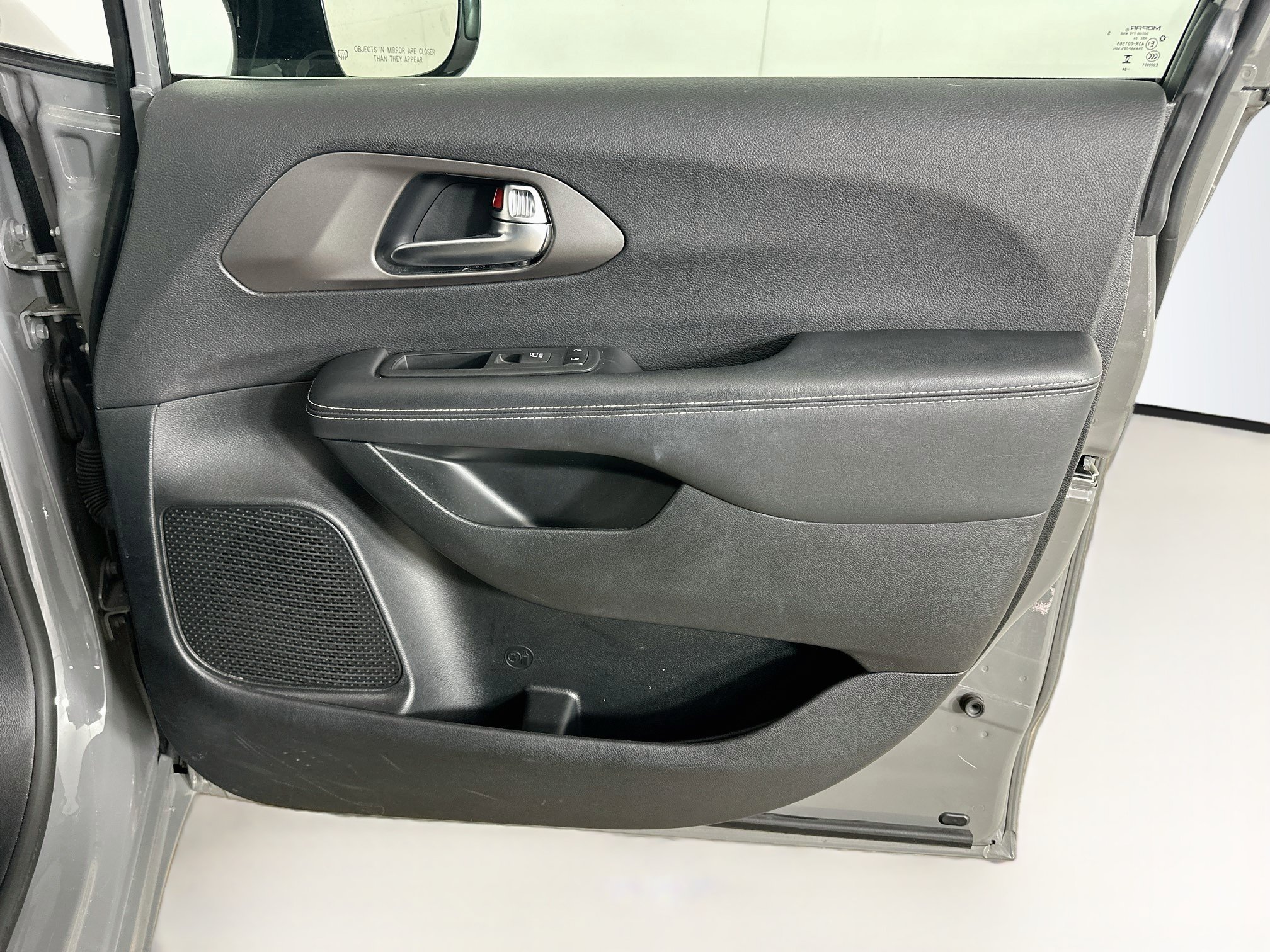 Used 2025 Chrysler Pacifica Select FWD image 33