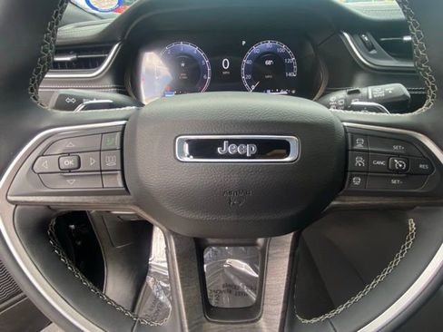 Used 2025 Jeep Grand Cherokee Limited w/ Luxury Tech Group II image 18