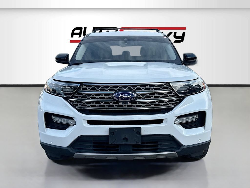 Used 2022 Ford Explorer Platinum w/ Equipment Group 601A AWD/4WD image 2