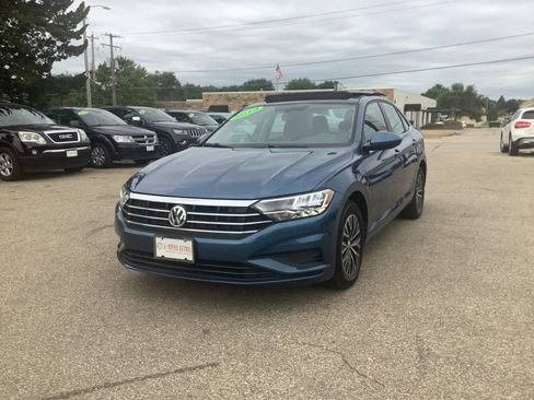 Used 2019 Volkswagen Jetta SE w/ Cold Weather Package FWD image 4