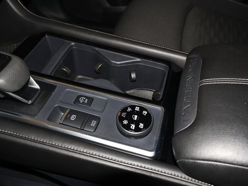 Used 2025 Nissan Pathfinder SV image 33