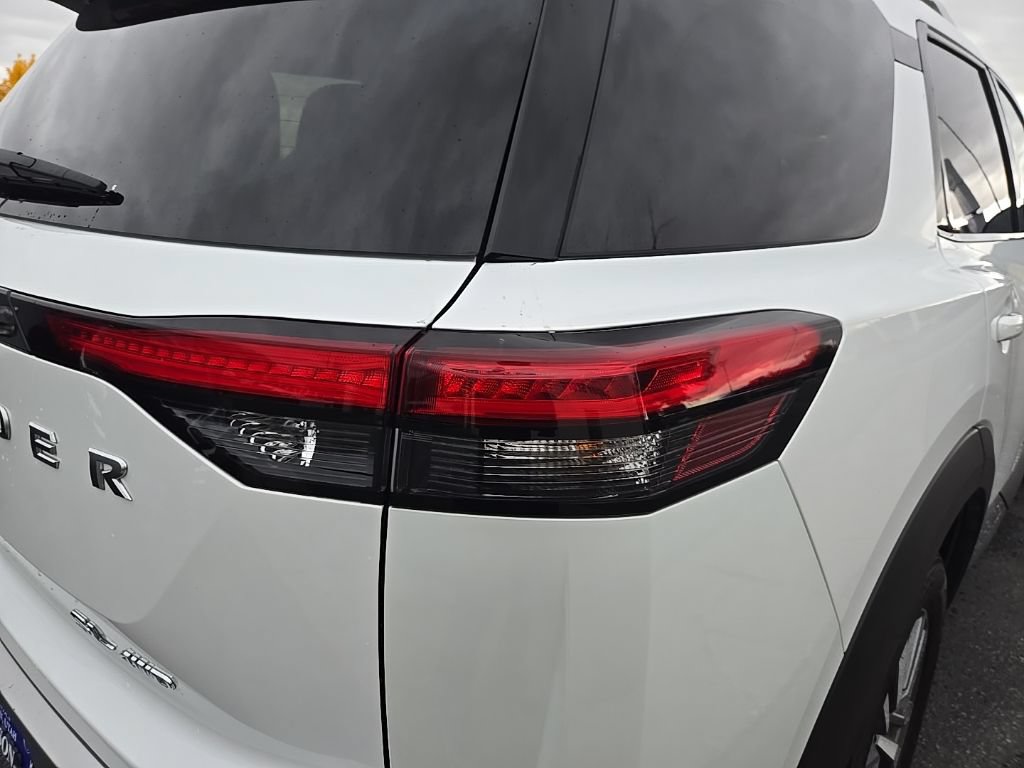 Used 2025 Nissan Pathfinder SL AWD/4WD image 36