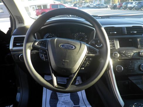 Used 2017 Ford Fusion SE image 19