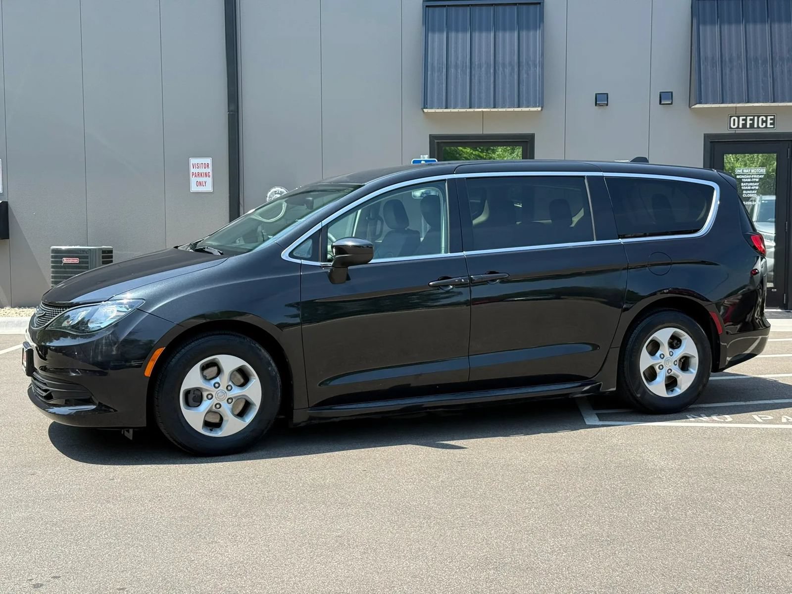 Used 2017 Chrysler Pacifica LX w/ Tire & Wheel Group FWD image 2