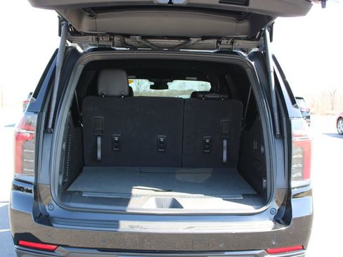 Used 2025 Chevrolet Suburban Z71 image 16