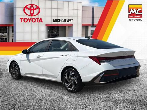 Used 2025 Hyundai Elantra SEL FWD image 3