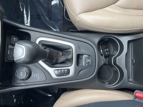Used 2018 Jeep Cherokee Limited w/ Technology Group AWD/4WD image 10