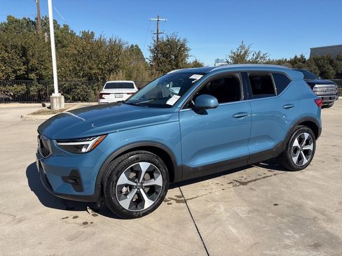 Certified 2025 Volvo XC40 B5 Plus image 1