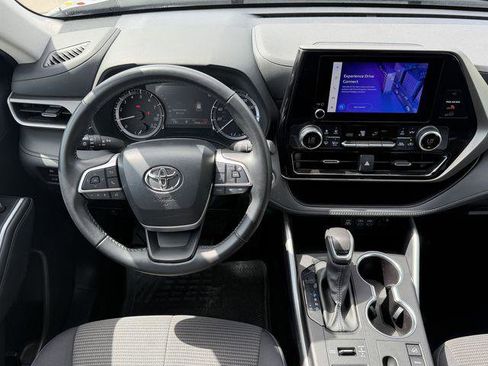 Certified 2024 Toyota Highlander LE AWD/4WD image 10