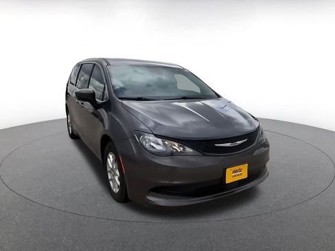 Used 2023 Chrysler Voyager LX FWD image 3