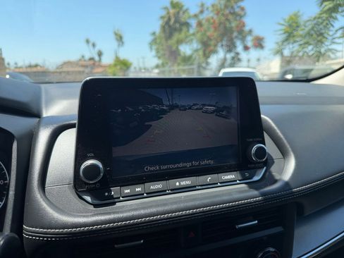 Used 2025 Nissan Rogue SV FWD image 25