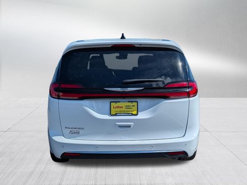 Used 2025 Chrysler Pacifica Select FWD image 6