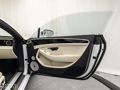 Used 2024 Bentley Continental GT image 21