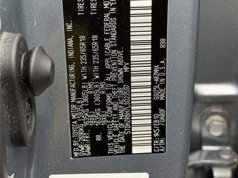 Used 2020 Toyota Highlander XLE image 28