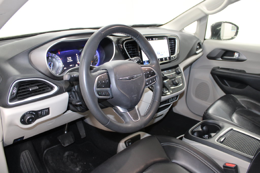 Used 2024 Chrysler Pacifica Touring-L FWD image 14