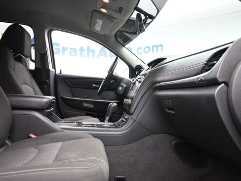 Used 2017 Chevrolet Traverse LT w/ Style and Technology Package image 7