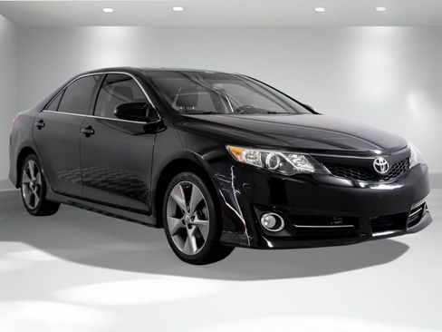 Used 2014 Toyota Camry SE w/ Leather Package image 6