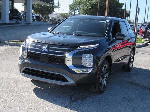 New 2025 Mitsubishi Outlander SE image 6