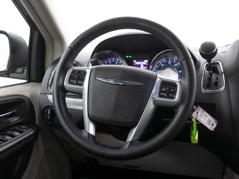 Used 2013 Chrysler Town & Country Touring FWD image 20