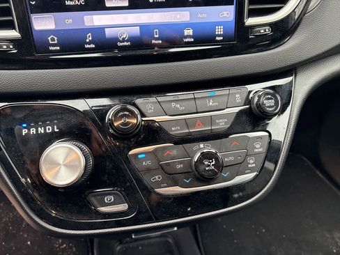 Used 2025 Chrysler Pacifica Select image 15