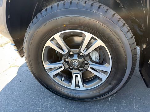 Used 2018 Toyota Tacoma TRD Sport w/ Technology Package image 39