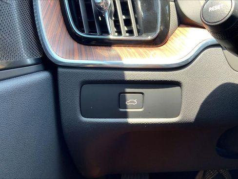 Used 2023 Volvo XC60 B5 Ultimate w/ Climate Package FWD image 34
