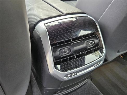 Used 2025 BMW 740i xDrive image 18