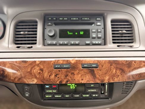 Used 2010 Mercury Grand Marquis LS image 29