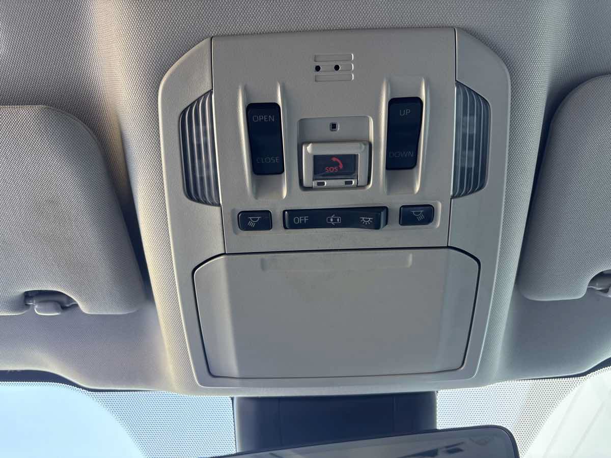 Used 2020 Toyota Highlander XLE FWD image 27