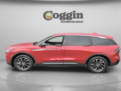 Used 2024 Lincoln Nautilus Premier image 2