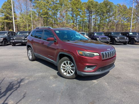 Used 2019 Jeep Cherokee Latitude w/ Popular Appearance Group image 3