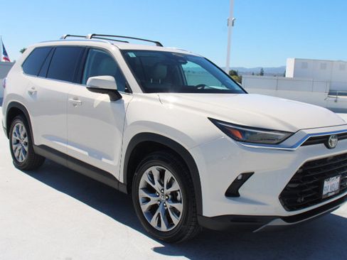 Certified 2024 Toyota Grand Highlander AWD image 2