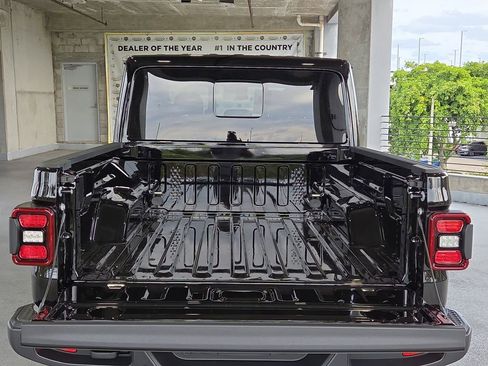 New 2025 Jeep Gladiator High Tide image 13