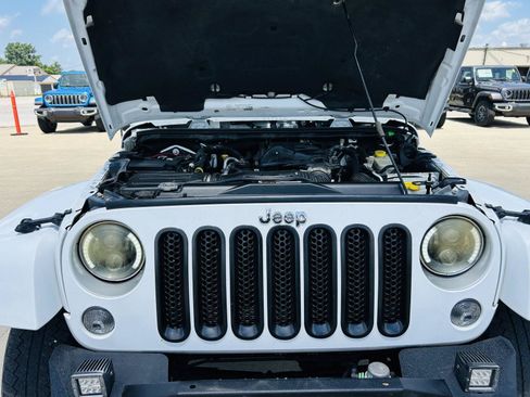 Used 2016 Jeep Wrangler Unlimited Sahara w/ Connectivity Group AWD/4WD image 36