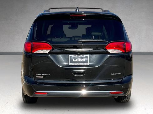Used 2017 Chrysler Pacifica Limited FWD image 5