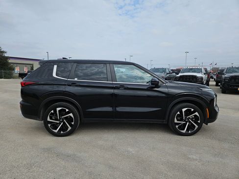 Used 2024 Mitsubishi Outlander SE image 2