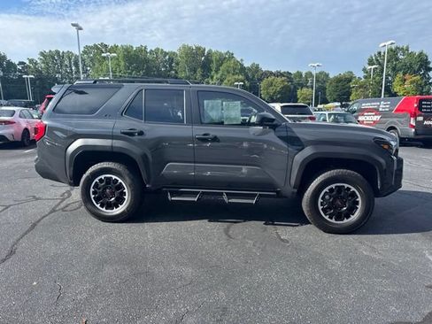 Used 2025 Toyota 4Runner SR5 AWD/4WD image 2