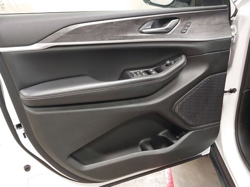 Used 2023 Jeep Grand Cherokee Limited w/ Luxury Tech Group II image 24