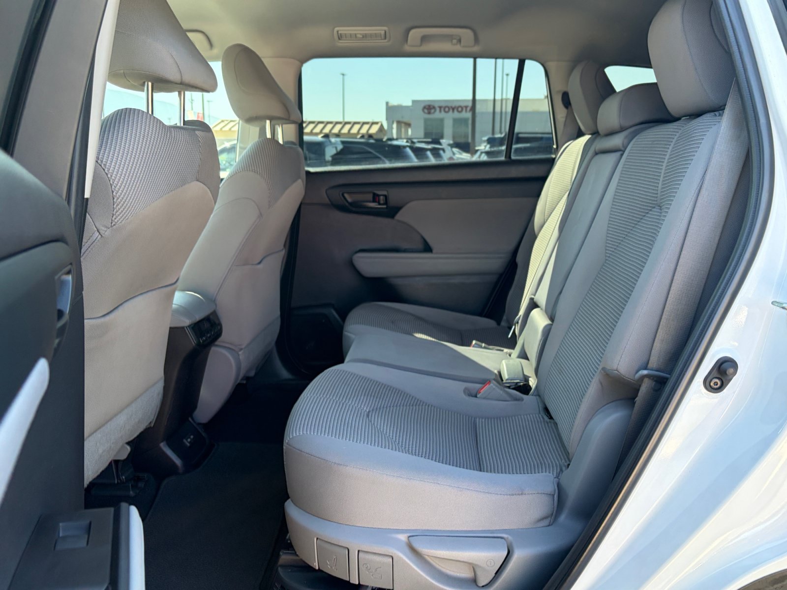 Used 2023 Toyota Highlander LE AWD/4WD image 26